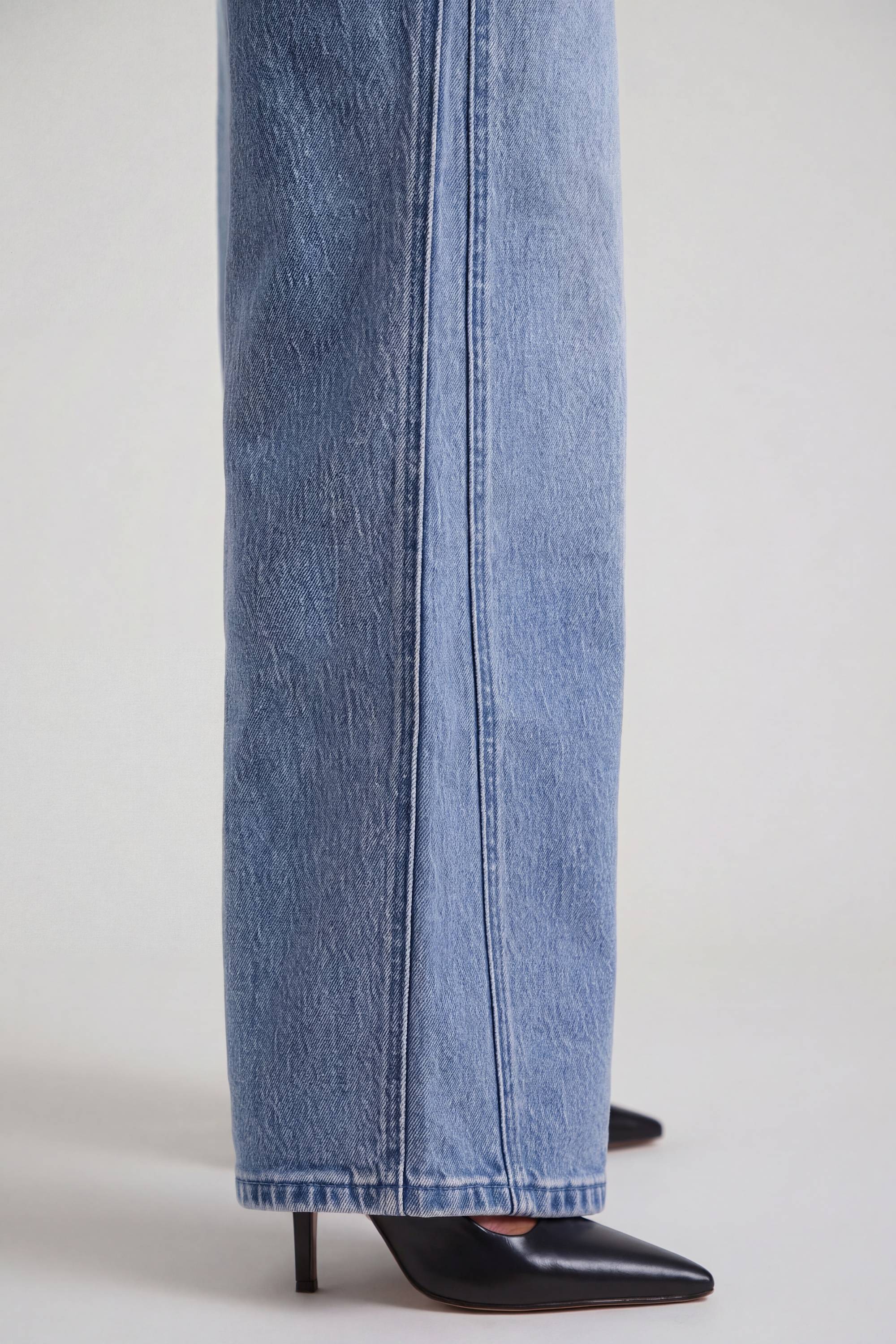 Low Rise Wide Leg Jeans in Vintage Wash